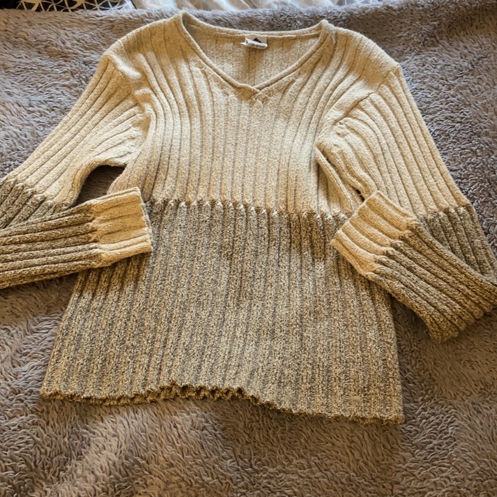 Columbia High Quality V-Neck Knit Sweater